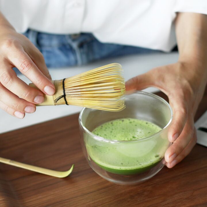 Stir a teaspoon of powder into 150 ml of boiling water